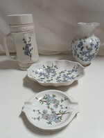 Hollóházi porcelán kék virágos, barackvirág mintás készlet (váza, kínáló, hamutál, sörös korsó)