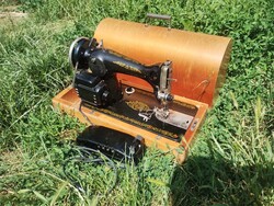 Régi orosz "táska" varrógép szép állapotban, működik