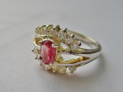 Szépséges ezüstgyűrű kis ovális rubin kővel