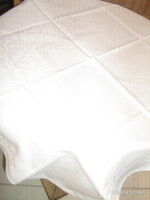 Csodaszép akantusz levél mintás hófehér damaszt terítő