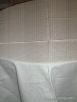 Csodaszép akantusz levél és virág mintás fehér damaszt terítő