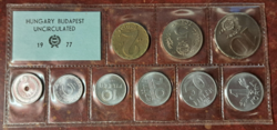 1977.  Forgalmi sor, a  10 forintból 50.005 db a 2 és 5 fillérből 60.010 darabot gyártottak (58)