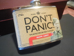 Wiskys  flaska   DON T  PANIC -  DAD S   ARMY , OLD No 7   9,5 x 8,5 x 3,  cm