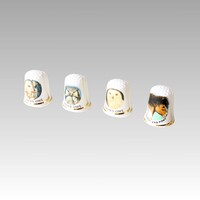 Négy angol porcelán gyűszű egyben, gyűjtői porcelángyűszűk baglyokkal és pónival