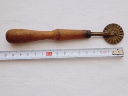 Derelyevágó szaggató tésztavágó szeletelő eperlevél készítő rádli derelye vágó