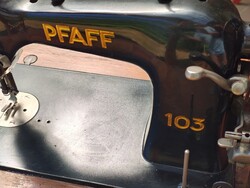 Pfaff 103 varrógép tartozékaival, eredeti állvánnyal