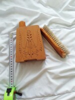 Népi motívumos fa ruhakefe tartó falra akasztható 2 db kefével