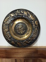 Antik bronz falitányér. Dianát és Aktaiónt szarvasként ábrázolva. A peremen vadászjelenet látható.