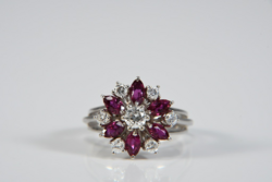 14 karátos fehérarany gyűrű rubinokkal gyémántokkal