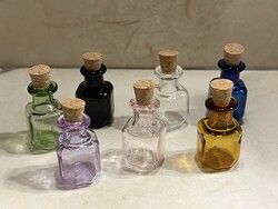 Mini színes üvegek, parfümös üveg vagy babaház / dioráma kiegészítő