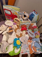 Egy ár! 16 db különféle főleg plüss baba játék, egyesek hangot adnak, zörögnek, mások színesek