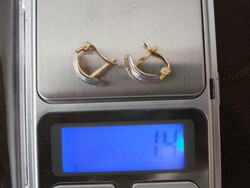 Új,sárga-fehér arany, véséssel díszített fülbevaló.