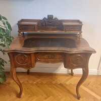 Neobarokk, felépítményes íróasztal eredeti bőrberakással