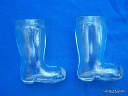 Csizma alakú üvegpoharak. Magasságuk 8 cm. Hibátlan, ép állapotban