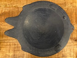 Nagyméretű, mélykék rusztikus, halat formaló kerámia tal.