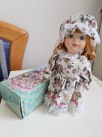 Porcelán fejű, kezű, lábú 25cm magas kedves baba a dobozában