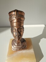 Nefertiti bronz fej, márvány talpon