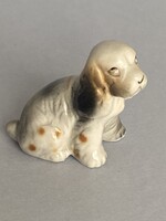 KICSI, FESTETT PORCELÁN ÜLŐ KUTYA SZOBOR 3.6 CM