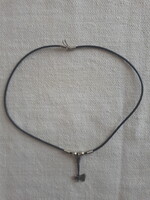 Bizsu nyakék pici tomahawk függővel