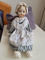 Kedves, csinos porcelán fejű, kezű, lábú baba kb. 42cm magas, 28cm hosszú copffal