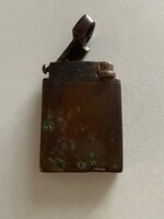 Retro,antik,réz öngyújtó fém burkolattal. Mérete: 5x3,5 cm Fellelt állapotban.