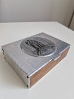SIGG svájci kézzel kalapált aluminium és fa doboz, a tetőn Tell Vilmos szoborral mérete12x8,5x3,5cm