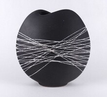 1W544 Jelzett modern design kerámia váza 18 cm