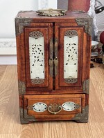 Régi kínai nagy ékszertartó sárgaréz veretekkel jáde kő betétekkel