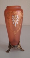 Art Deco irizáló kis váza festett dísszel, díszes réz lábakkal