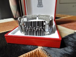 Modernista széles ezüst karkötő biztonsági lánccal