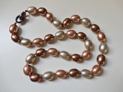 Különleges bab szemű barna árnyalatú gyöngysor ezüst kapoccsal