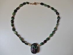 Rubin zoizit ásvány nyaklánc ezüst kapoccsal és köztesekkel