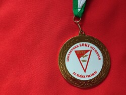 "A VILÁG LEGNAGYOBB LOKI SZURKOLÓJA" ARANY SZÍNŰ FÉM ÉREM