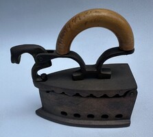 Nagyon szép mini bronz vasaló