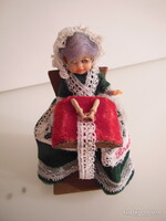 MŰVÉSZBABA - ALKUKÉPES - CSIPKEVERŐ ANYÓKA - 11 x 7 x 6 cm - KÉZMŰVES -  BELGA  - HIBÁTLAN