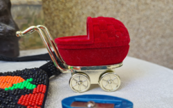 Apró piros plüss kárpitos régi babakocsi formájú gyűrűtartó vagy retro babaszoba játék