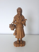 Faragott hatású idős asszony figura szobor 16.5 cm
