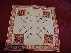 Keresztszemes hímzett terítő