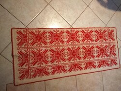 Hímzett nagyméretű terítő, falvédő