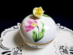 A_Herendi porcelán bonbonier virág mintával, rózsa fogóval, méret a képen
