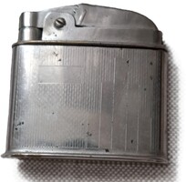 Mid century benzines öngyújtó – geometrikus gravírozással, 1950–70-es évek