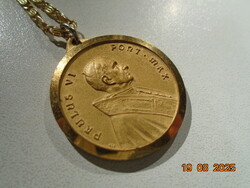 Gold filled VI Pál Pápa és Pieta dombor medál