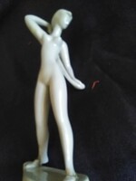 Porcelán  lány törülközővel  eladó