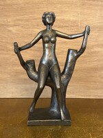 GÖMBÖS LÁSZLÓ (1926-) FAÁGON ÜLŐ NŐI AKT, JELZETT, RETRO KÉPCSARNOKOS MŰGYANTA SZOBOR 32.5 CM