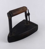 1W614 Antik vasmagos fa markolatú, réz vasaló