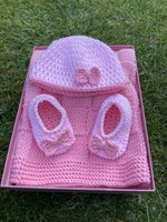 Babaváró csomag: rózsaszín kötött babatakaró horgolt masnis sapka babacipő