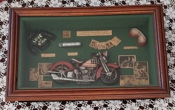 1936-os egyedi motorkerékpárt bemutató  falikép a motoros életérzés kiegészítőivel