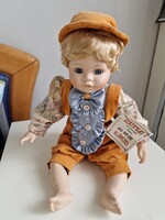 Kézzel készített porcelán fejű, lábú és kezű baba a Klärchen sorozatból, ülve 30cm, certifikattel