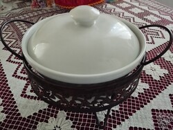 Kisebb méretű fedeles melegentartó,  fém keretben porcelán tállal