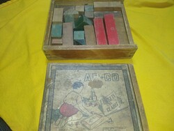 Régi építő kocka dobozával.